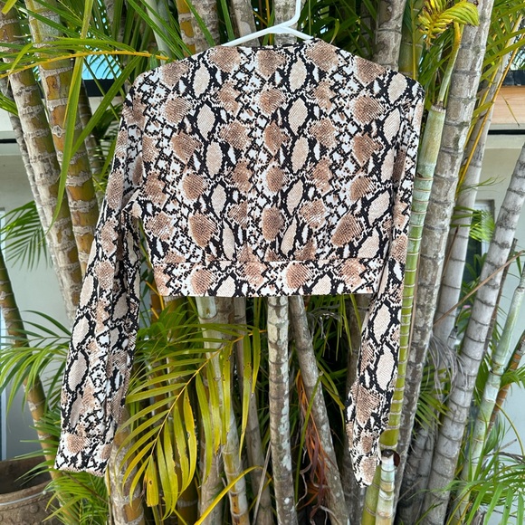 Snake print crop top button down shirt - Picture 4 of 4